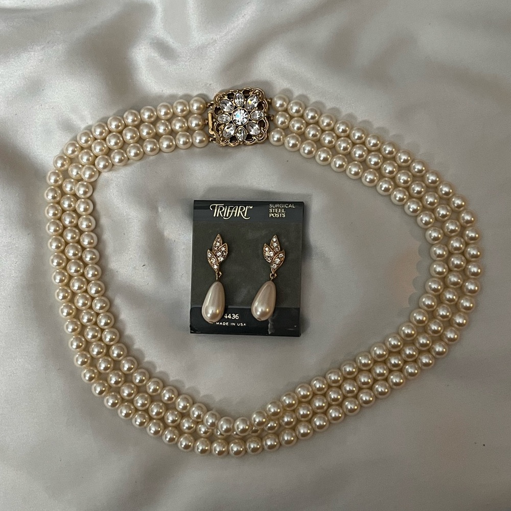 Vintage Trifari Gold Pearl Earring and Necklace Set